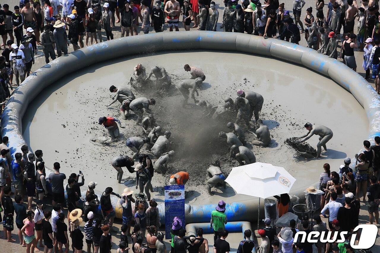 본문 이미지 - 지난 머드축제에서 시민들이 신나게 머드체험을 즐기고 있다.ⓒ 뉴스1