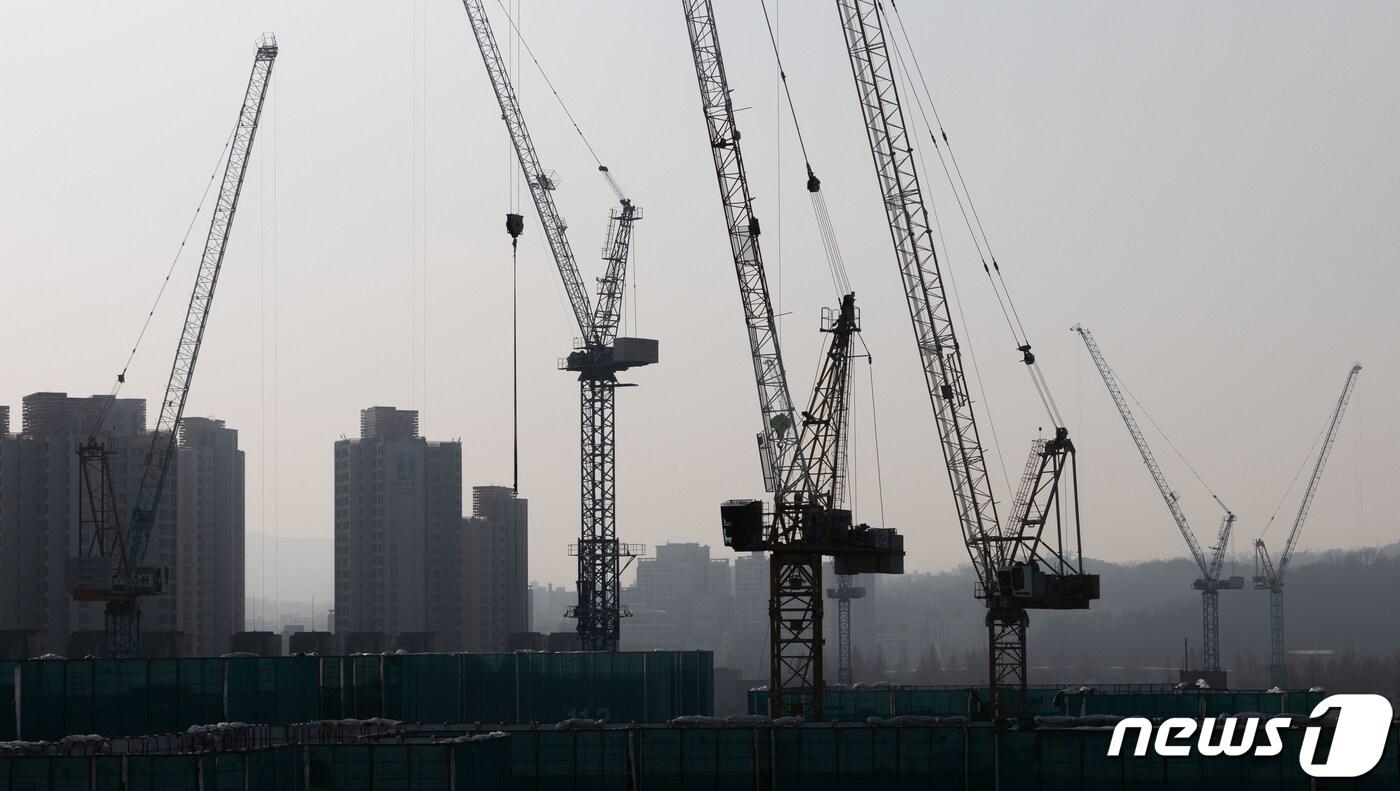서울의 한 건설현장에 설치된 타워크레인의 모습.(사진은 기사내용과 관련없음) 2022.1.26/뉴스1 ⓒ News1 이재명 기자