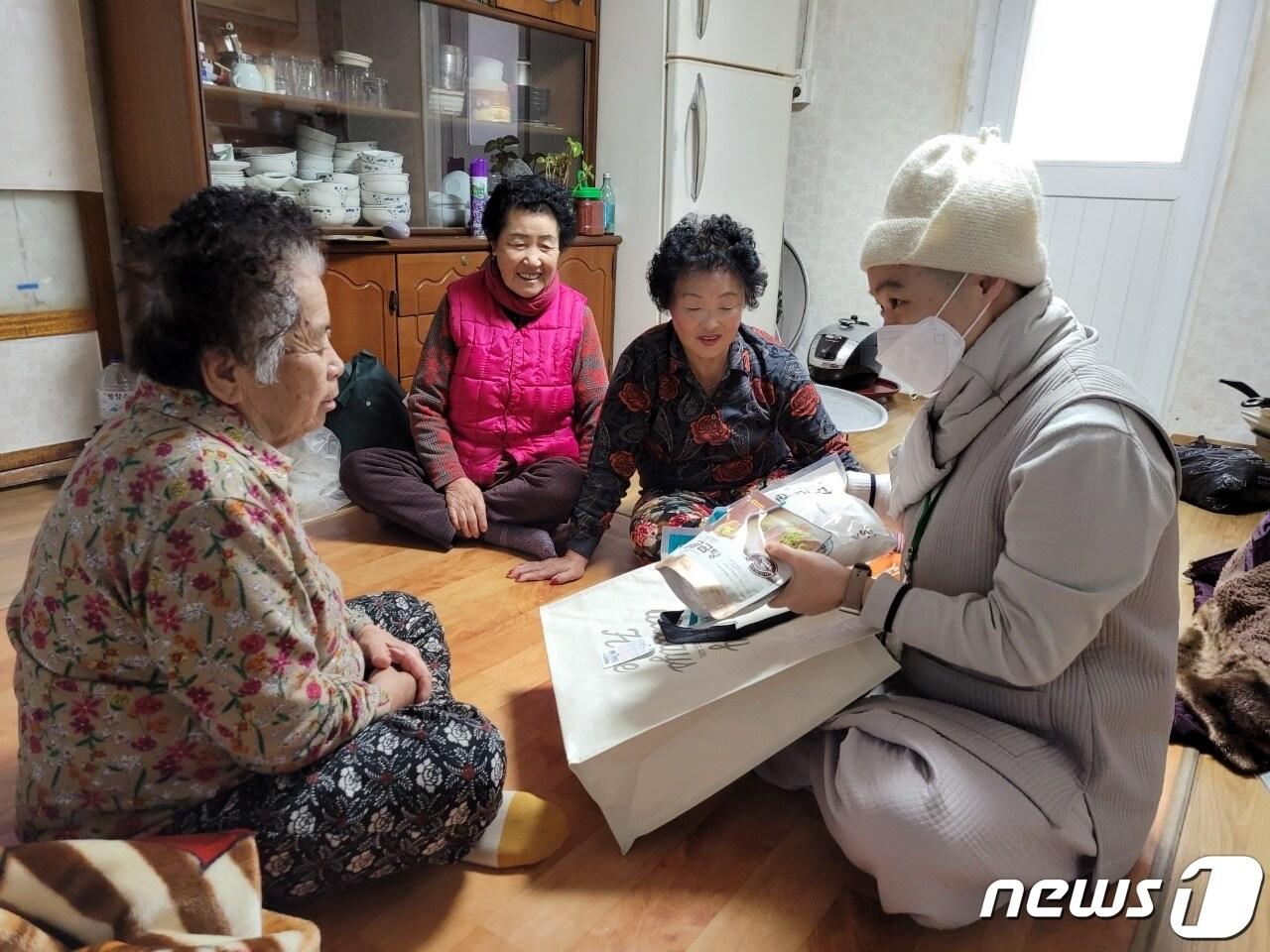 본문 이미지 - 낙산사·무산복지재단, 어르신 설 명절 선물 전달.(무신복지재단 제공)2022.1.26/뉴스1