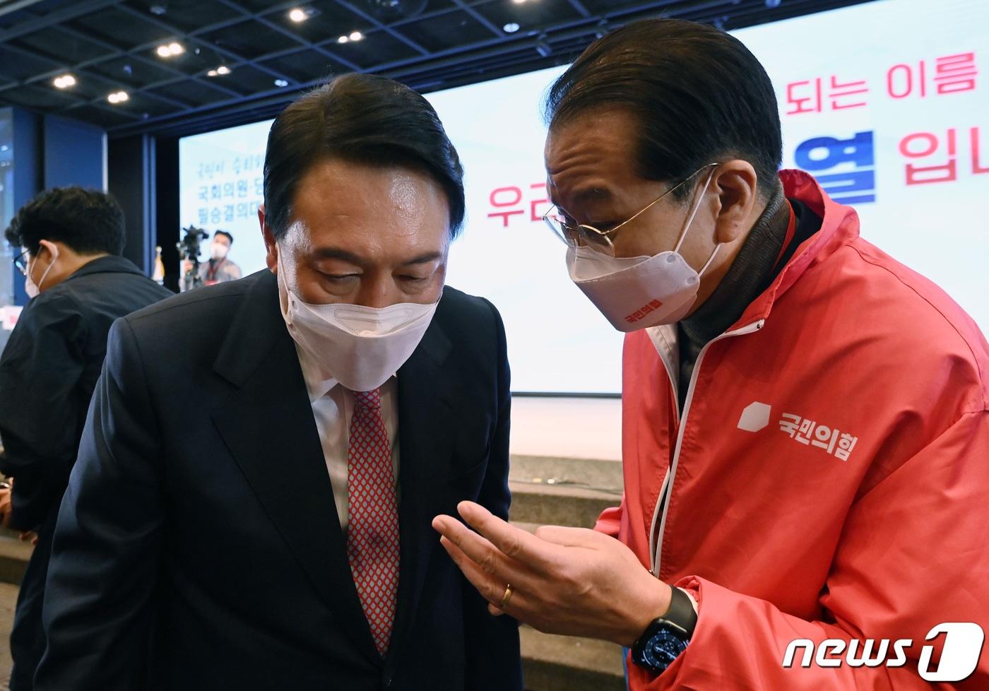 2022년 1월 26일 당시 윤석열 국민의힘 대선 후보가 서울 여의도 중소기업중앙회에서 열린 국회의원 및 원외당협위원장 필승결의대회에서 권영세 선대본부장과 대화하고 있는 모습. 2022.1.26/뉴스1 ⓒ News1 구윤성 기자
