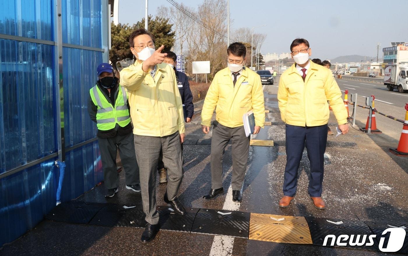 본문 이미지 - 하병필 경남도지사 권한대행(왼쪽 두 번째)은 26일 오후 사천 축동면에 위치한 AI통제 초소를 방문해 현장점검을 하고 있다.(경남도 제공)2022.1.26.ⓒ 뉴스1