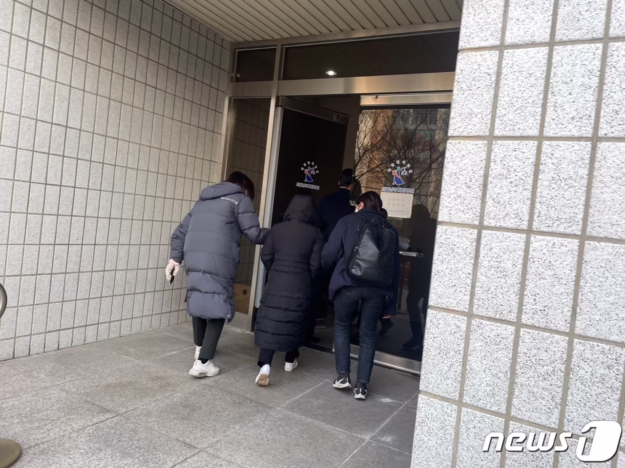 본문 이미지 - 원모씨가 구속 전 피의자심문(영장실질심사)을 받기 위해 서울남부지법에 출석하는 모습. ⓒ 뉴스1