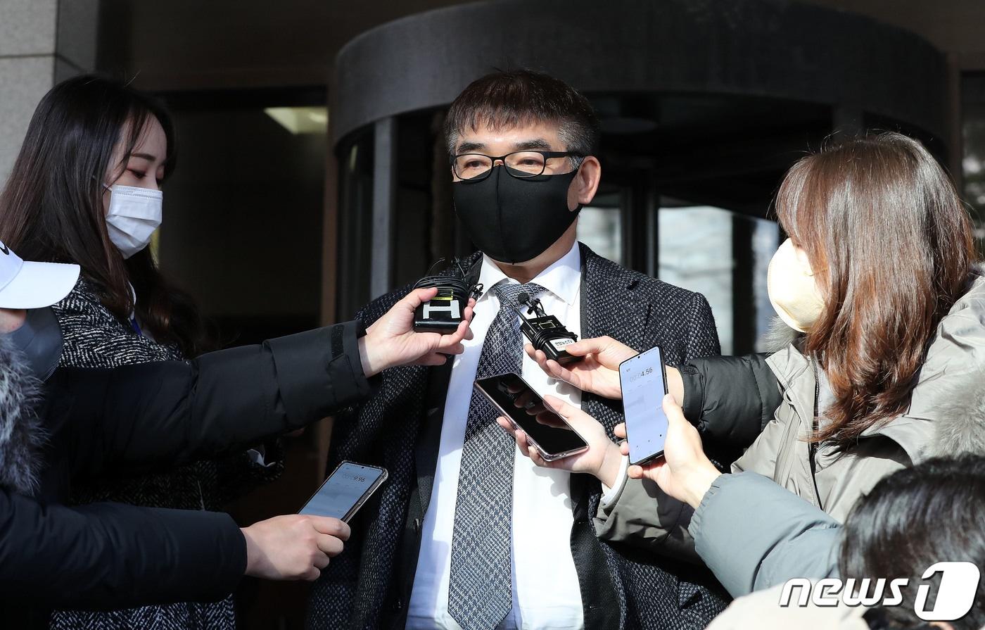본문 이미지 - 정경심 동양대 전 교수 측 변호인인 김칠준 변호사가 27일 오전 서울 서초구 대법원에서 열린 자녀입시 비리와 사모펀드 관련 혐의로 재판을 받고 있는 정 전 교수의 선고공판을 마치고 취재진의 질문에 답변하고 있다. /뉴스1 ⓒ News1 박세연 기자