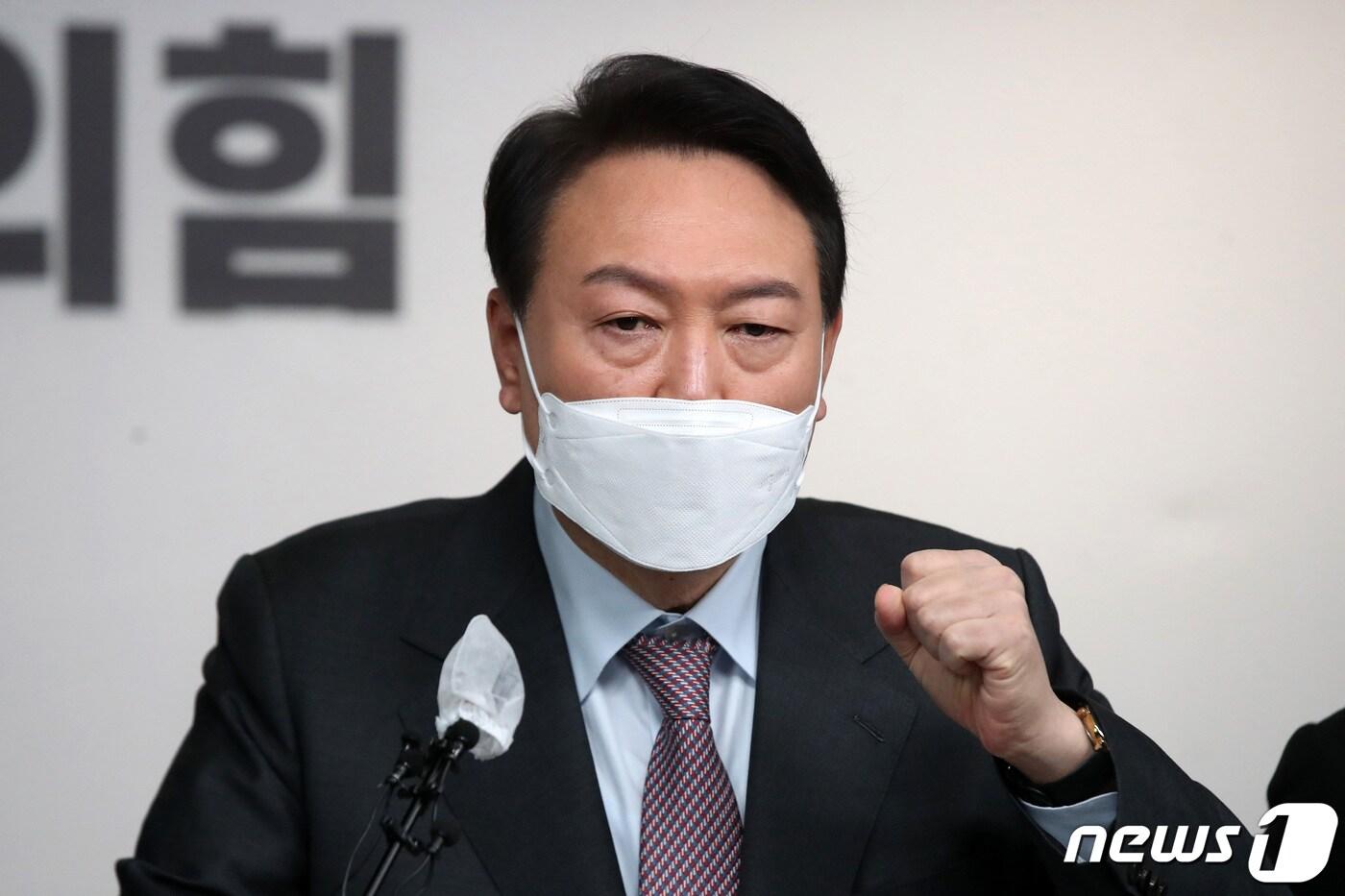 본문 이미지 - 윤석열 국민의힘 대선 후보가 27일 서울 여의도 국민의힘 중앙당사에서 정치 분야 공약 발표를 하고 있다. 2022.1.27/뉴스1 ⓒ News1 구윤성 기자