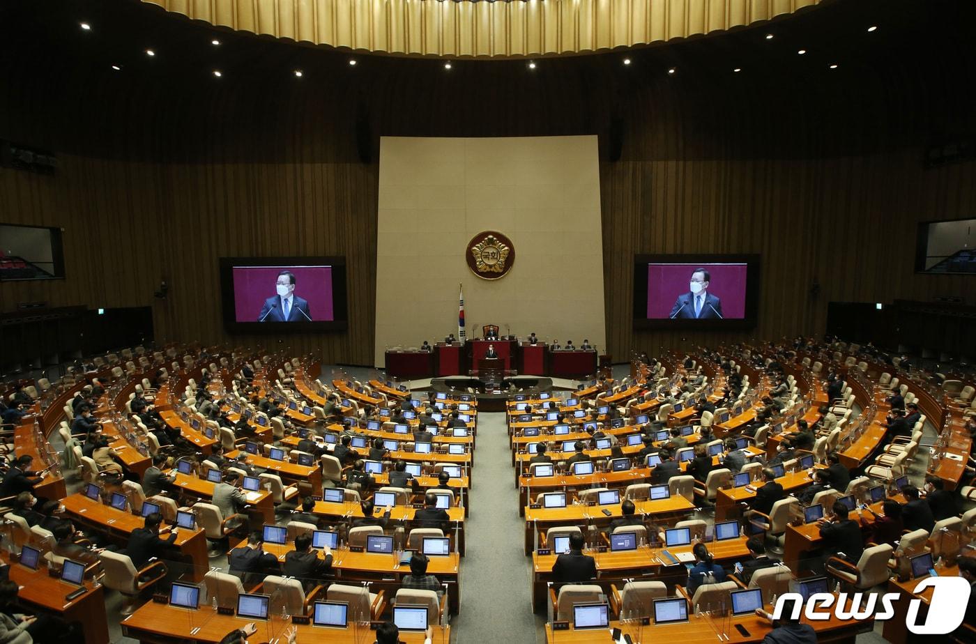 본문 이미지 - 한국인터넷기업협회는 27일 21대 국회 인터넷 산업 규제 의안 총 180건 중 절반 이상이 과잉 규제에 해당한다는 분석을 내놓았따. 2022.1.27/뉴스1 ⓒ News1 구윤성 기자