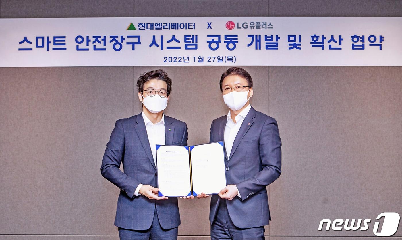 본문 이미지 - LG유플러스는 현대엘리베이터와 '스마트 안전장구 시스템 공동 개발 및 확산 협력'에 관한 업무협약(MOU)을 27일 체결했다고 밝혔다. 사진은 전승훈 LG유플러스 스마트인프라사업담당 상무(오른쪽)와 이정한 현대엘리베이터 최고안전환경책임자(왼쪽)가 기념 촬영하고 있는 모습 (LGU+ 제공) ⓒ 뉴스1