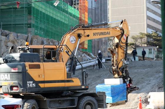 본문 이미지 - 서울 시내 한 공사장에서 공사 관계자들이 작업을 하고 있다. /뉴스1 ⓒ News1 황기선 기자