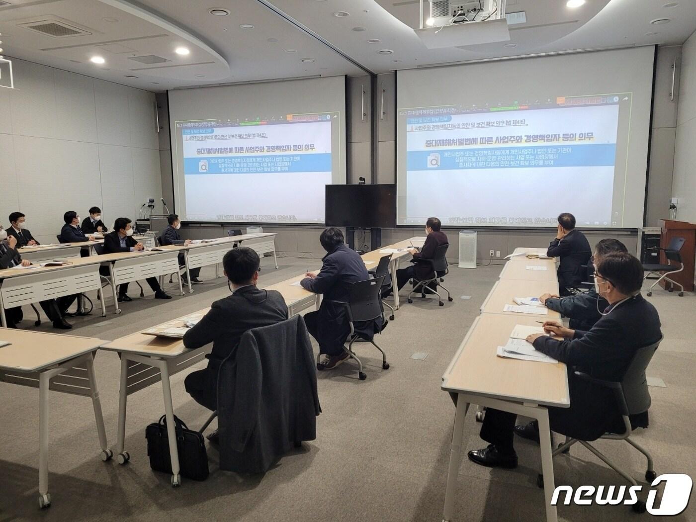 본문 이미지 - 부산항 관련 기관 재해실무자들이 '부산항 안전관리 상설협의체 실무회의'를 하고 있다(부산항만공사 제공)ⓒ 뉴스1