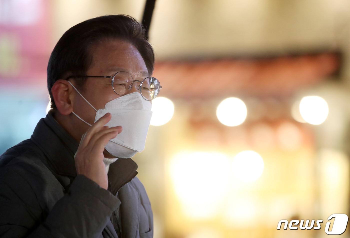 이재명 더불어민주당 대선 후보가 27일 오후 '호남정치 1번지' 광주 동구 충장로에서 열린 거리연설에서 시민들에게 지지를 호소하고 있다. 충장로우체국 앞 계단 우다방은 5·18 당시 시위군중들의 예비 집결지이자 정보를 주고받았던 곳이다.2022.1.27/뉴스1 ⓒ News1 오대일 기자