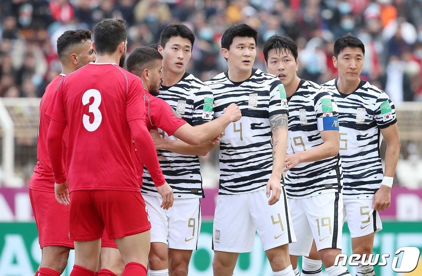 27일 오후(현지시간) 레바논 시돈의 사이다 시립 경기장에서 열린 '2022 카타르월드컵 아시아 최종예선 A조 7차전' 대한민국과 레바논의 경기에서 양 팀 선수들이 코너킥 상황에서 몸싸움을 하고 있다. 2022.1.27/뉴스1 ⓒ News1 김진환 기자