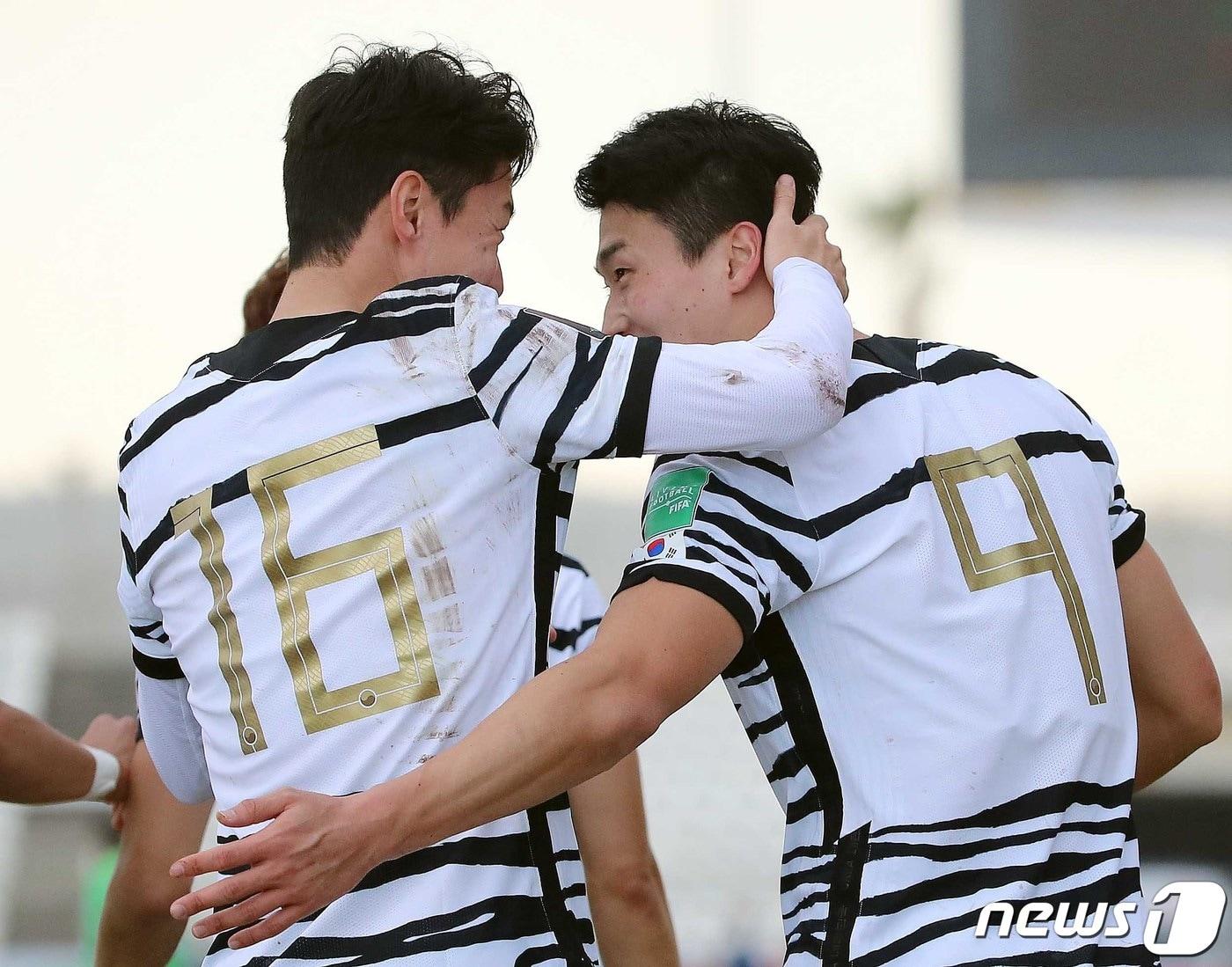 본문 이미지 - 27일 오후(현지시간) 레바논 시돈의 사이다 시립 경기장에서 열린 '2022 카타르월드컵 아시아 최종예선 A조 7차전' 대한민국과 레바논의 경기에서 조규성이 선취골을 넣은 후 황의조의 축하를 받고 있다. 2022.1.27/뉴스1 ⓒ News1 김진환 기자