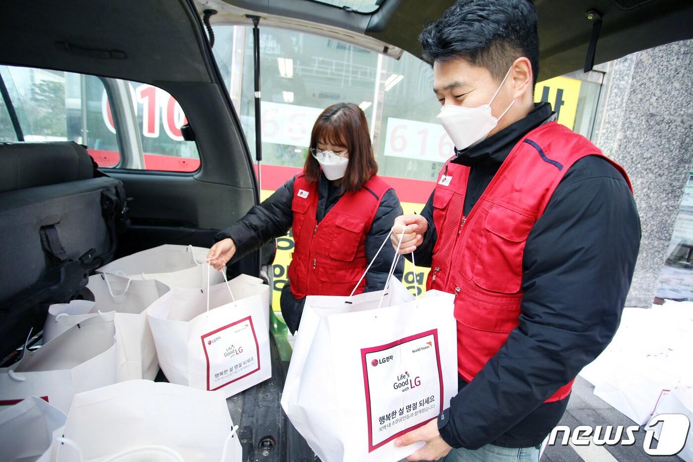 LG전자 직원들이 자영업 식당에서 취약계층에게 전달할 명절음식 키트를 준비하고 있는 모습. (LG전자 제공) 2022.1.28/뉴스1