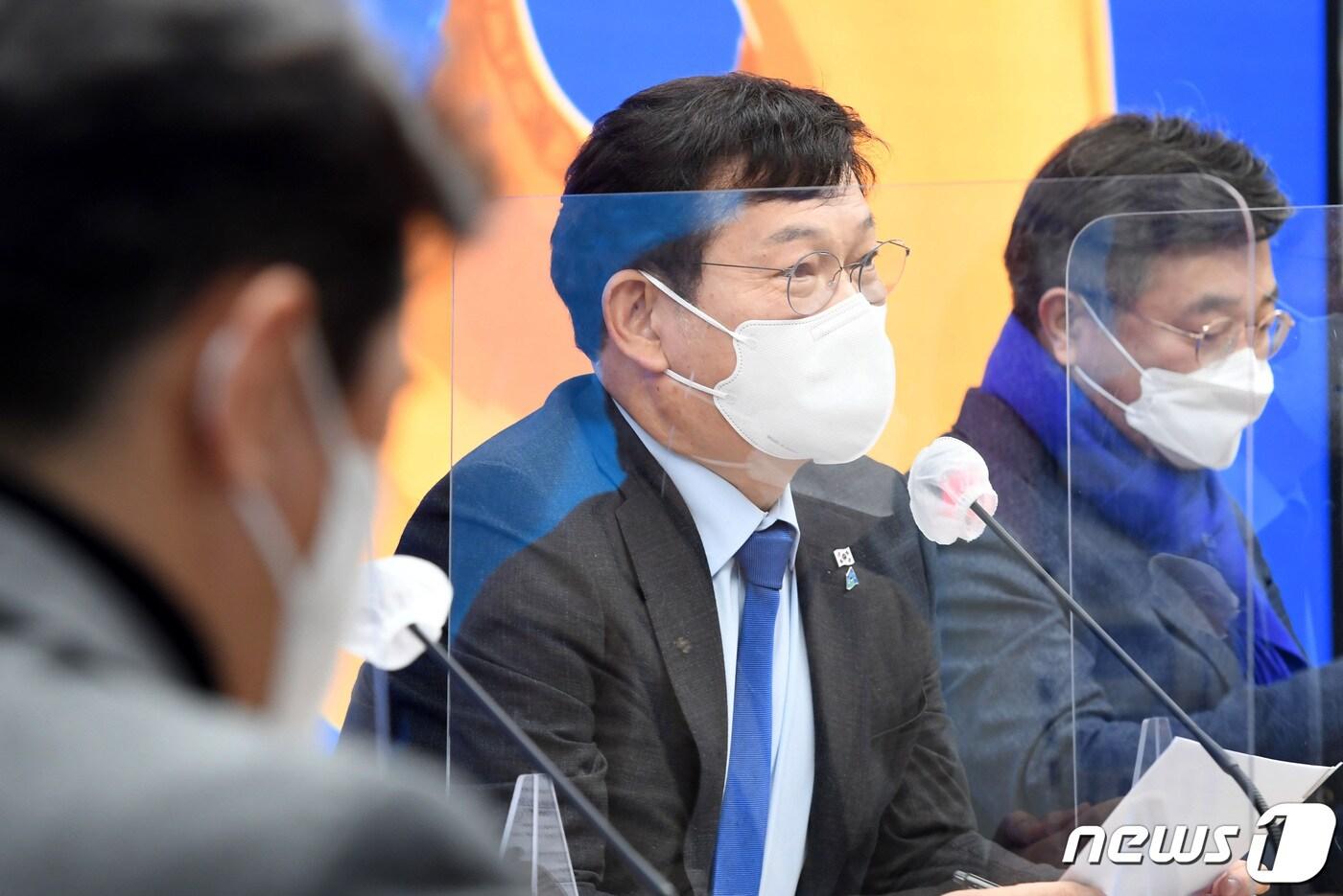 본문 이미지 - 송영길 더불어민주당 상임선대위원장이 28일 오전 서울 여의도 중앙당사에서 열린 선대위 본부장단회의에서 모두발언을 하고 있다. 2022.1.28/뉴스1 ⓒ News1 구윤성 기자