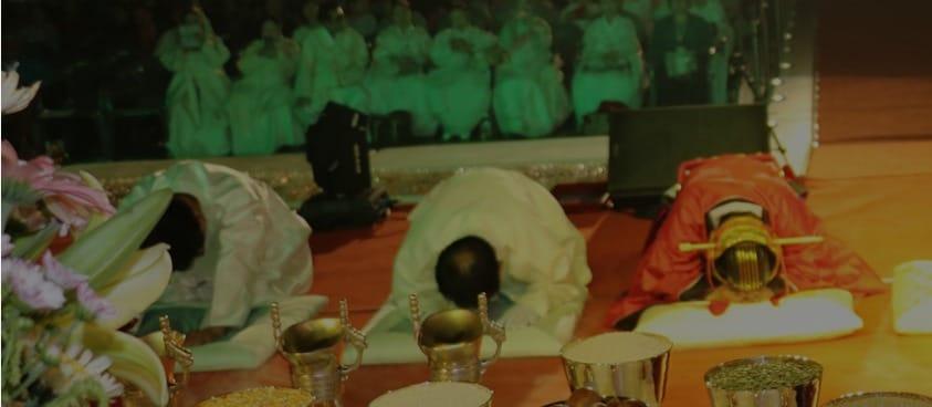 본문 이미지 - 전통 굿을 하는 무당 등 전국 무교인들은 정치권에서 '무속'이라는 말로 자신들을 비하하고 있다며 설 연휴 뒤 여의도에서 실력행사를 예고했다. 사진은 무교인 연합종단인 경천신명회 홈페이지에 실려있는 전통 굿 장면. (경천신명회 홈페이지 갈무리)  ⓒ 뉴스1