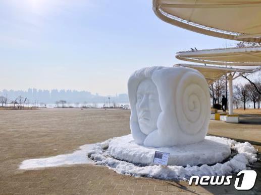 본문 이미지 - 뚝섬한강공원 눈 조각품(서울시 제공).ⓒ 뉴스1