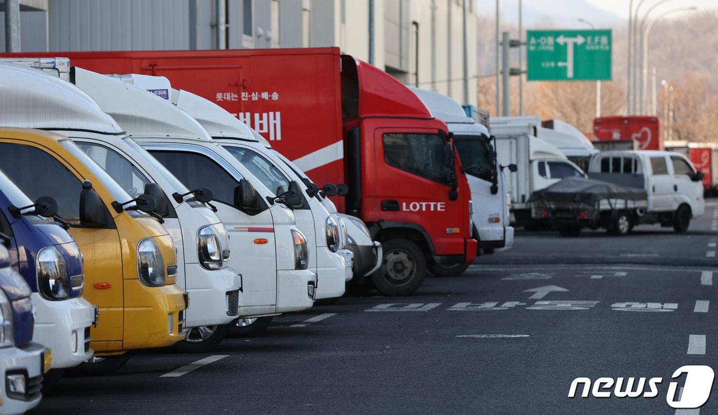 설 연휴를 앞둔 28일 서울 송파구 복합물류단지에 택배 차량이 주차돼 있다. 2022.1.28/뉴스1 ⓒ News1 안은나 기자