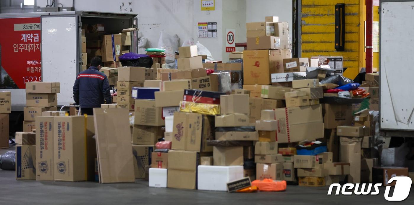 설 연휴를 앞둔 28일 서울 송파구 복합물류단지에 택배가 쌓여 있다. 2022.1.28/뉴스1 ⓒ News1 안은나 기자