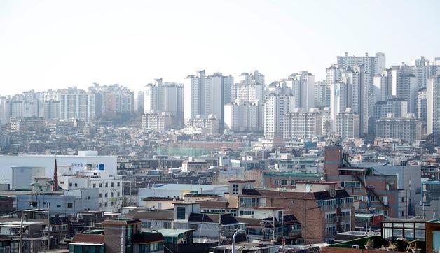 본문 이미지 - 서울 아파트값이 1년 8개월 만에 하락했다. 1월28일 한국부동산원에 따르면 서울 아파트값은 24일 기준 전주 대비 0.01% 하락했다. 서울 아파트값이 하락을 기록한 것은 2020년 5월 4주 이후 약 1년 8개월 만에 처음이다.  2022.1.28/뉴스1 ⓒ News1 권현진 기자