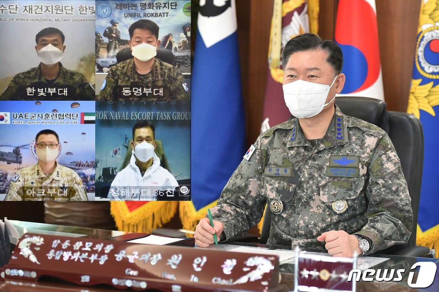 본문 이미지 - 원인철 합동참모의장(오른쪽)이 28일 해외파병부대장들과 화상회의를 하고 있다. (합참 제공) ⓒ 뉴스1