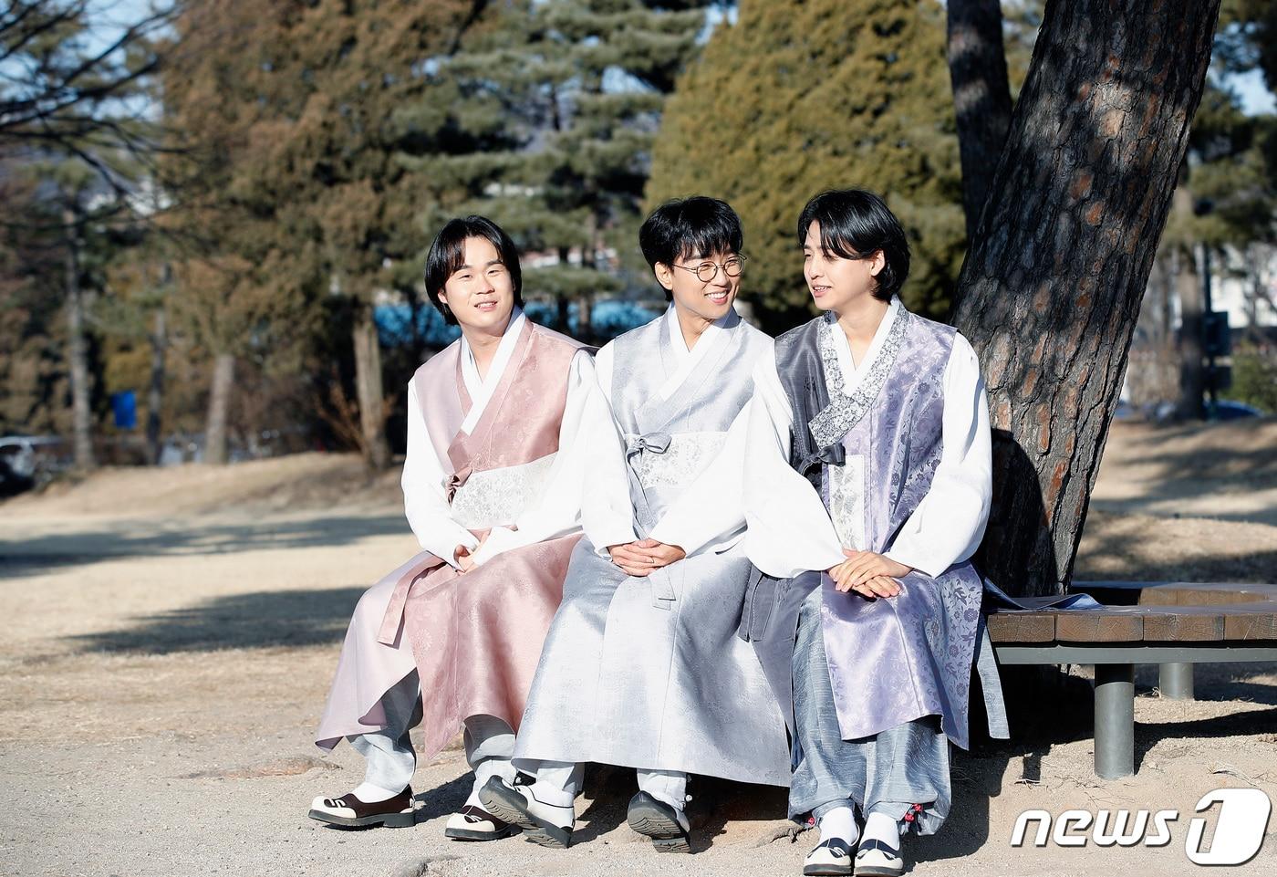 서울 종로구 경복궁. 오디션프로그램 '내일은 국민가수'(국민가수) 김동현(왼쪽부터), 박창근, 이솔로몬 한복 인터뷰.뉴스1 ⓒ News1 권현진 기자