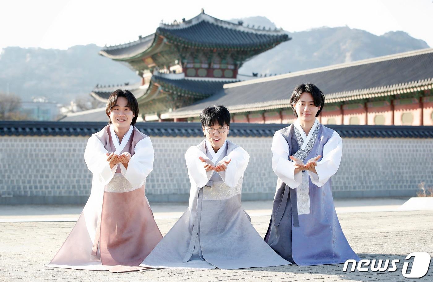 서울 종로구 경복궁. 오디션프로그램 '내일은 국민가수'(국민가수) 김동현(왼쪽부터), 박창근, 이솔로몬 한복 인터뷰. 뉴스1 ⓒ News1 권현진 기자