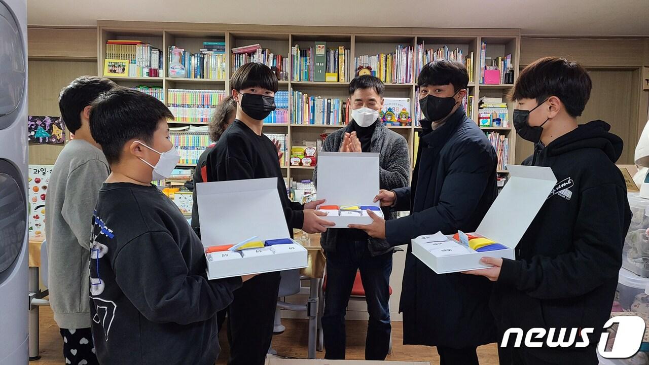 본문 이미지 - 태안해경 1507함 류원준 구난팀장(오른쪽 세 번째)과 강정구 경사(오른쪽 두 번째) 등 2명이 관내 아동복지시설에 양말 등을 전달하고 있다ⓒ 뉴스1