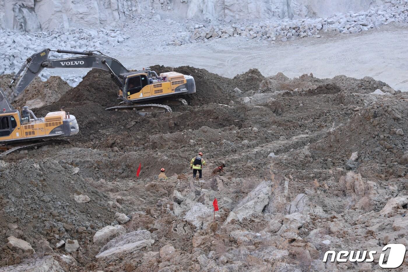 본문 이미지 - 29일 토사 붕괴 사고가 발생한 경기 양주시 은현면 도하리 삼표산업 골재 채취장에서 소방대원들이 구조작업을 벌이고 있다. (경기북부소방재난본부 제공) 2022.1.29/뉴스1