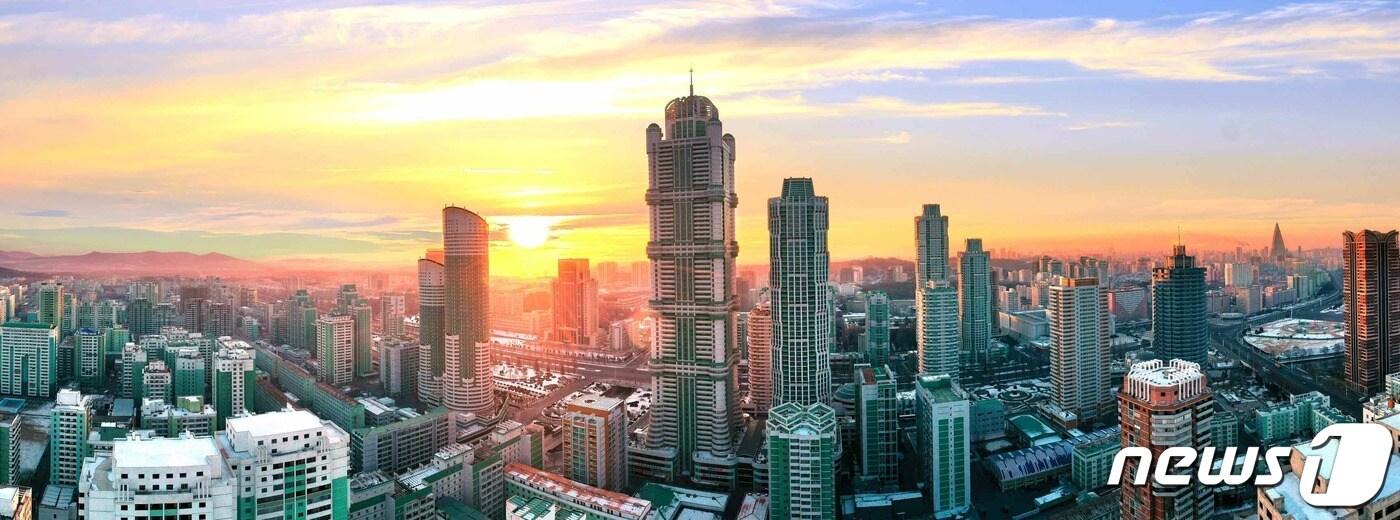 (평양 노동신문=뉴스1) = 북한 노동당 기관지 노동신문은 지난 3일 새해 첫날 려명거리 70층 건물에서 찍었다는 해돋이 사진을 공개했다. [국내에서만 사용가능. 재배포 금지. DB 금지. For Use Only in the Republic of Korea. Redistribution Prohibited] rodongphoto@news1.kr