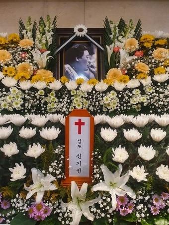 본문 이미지 - 신기선 시인 빈소. 유족 측 제공
