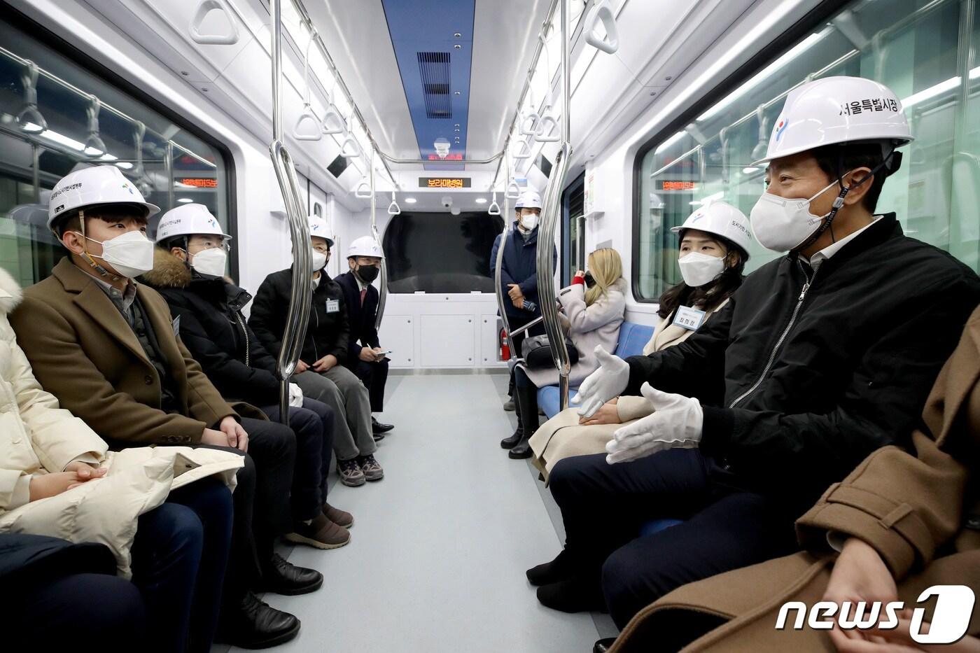 본문 이미지 - 오세훈 서울시장이 3일 오전 서울 동작구 신림선 도시철도 건설공사 현장을 찾아 열차를 시승하고 있다. 2022.1.3/뉴스1 ⓒ News1 안은나 기자
