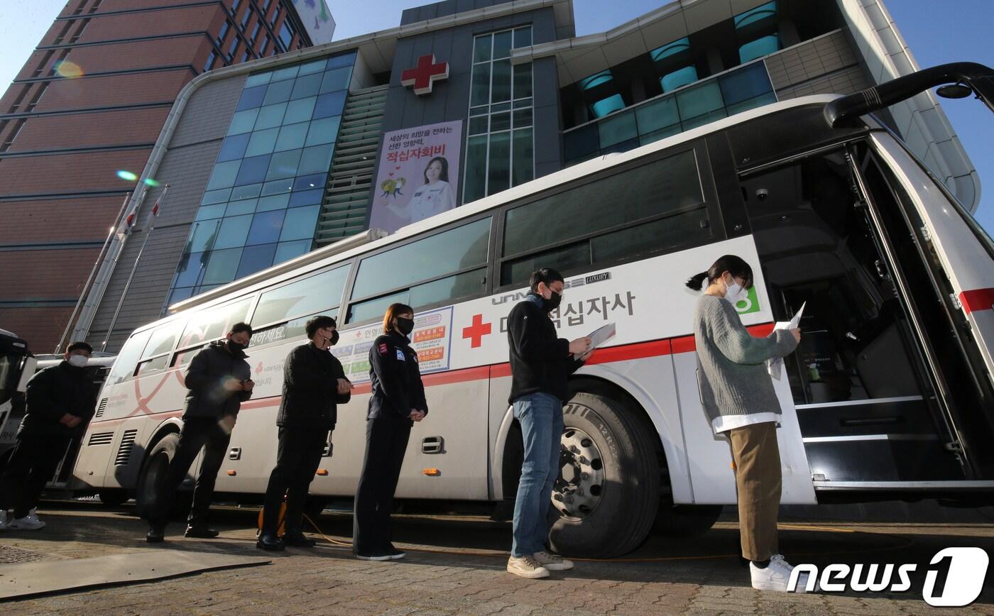 본문 이미지 - 3일 오전 대전 중구 대한적십자 대전세종지사에서 직원들이 헌혈을 하기 위해 차례를 기다리고 있다. 2022.1.3/뉴스1 ⓒ News1 김기태 기자