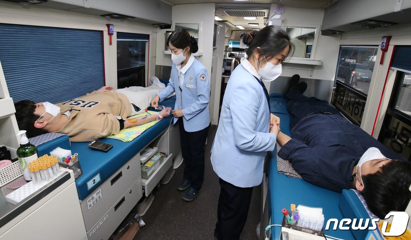 대전 중구 대한적십자 대전세종지사에서 직원들이 헌혈을 하고 있다. 2022.1.3/뉴스1 ⓒ News1 김기태 기자