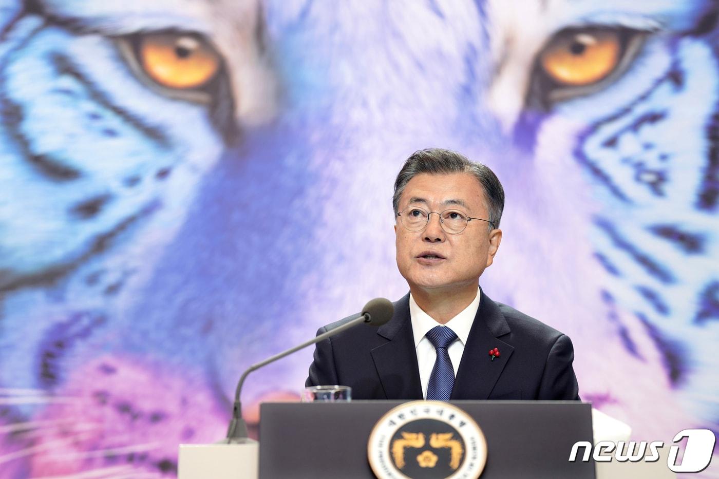본문 이미지 - 문재인 대통령이 3일 청와대에서 화상으로 열린 '2022년 신년 인사회'에서 인사말을 하고 있다. 2022.1.3/뉴스1 ⓒ News1 이광호 기자