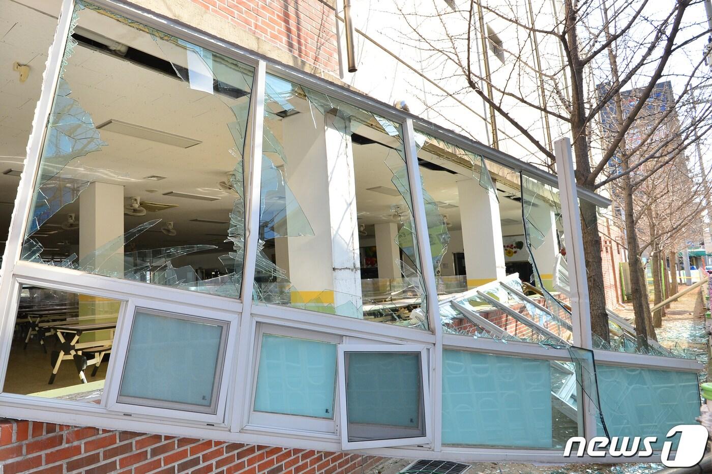 본문 이미지 - 3일 오전 7시23분쯤 경북 포항시 남구 연일초등학교 급식소에서 가스 폭발 사고가 발생해 50대 조리원 3명이 다쳐 병원으로 이송됐다. 폭발 충격으로 급식소 대형 창문과 창틀이 떨어져 있다. 2022.1.3/뉴스1 ⓒ News1 최창호 기자