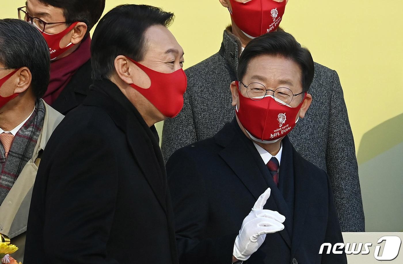 본문 이미지 - 이재명(오른쪽) 더불어민주당 대선 후보와 윤석열 국민의힘 대선 후보. (서울경제 제공) 2022.1.3/뉴스1