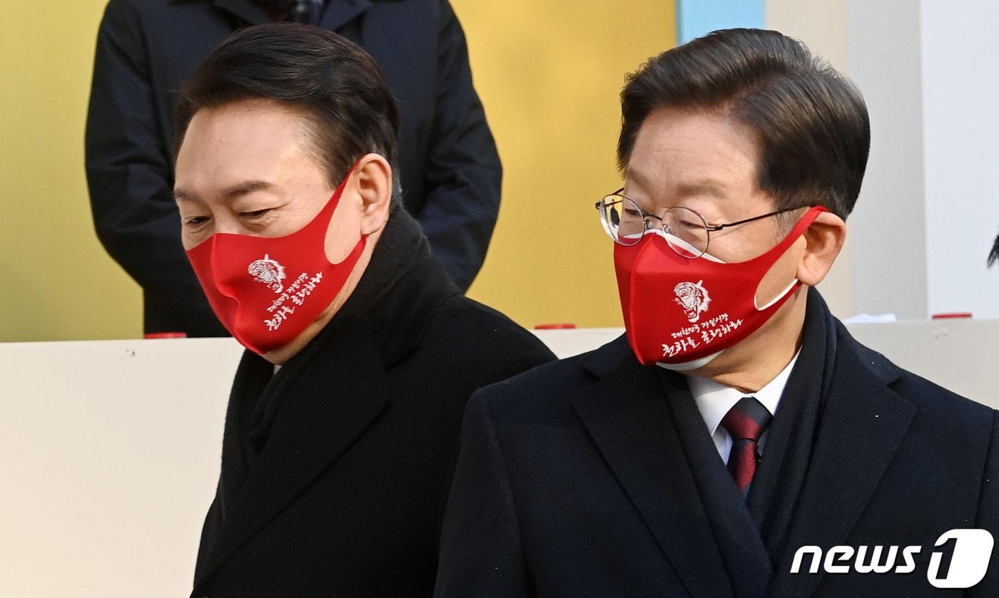 본문 이미지 - 이재명 더불어민주당 대선 후보와 윤석열 국민의힘 대선 후보가 3일 서울 여의도 한국거래소에서 서울경제신문 주최로 열린 2022 증시대동제에서 이동하고 있다. (서울경제 제공) 2022.1.3/뉴스1