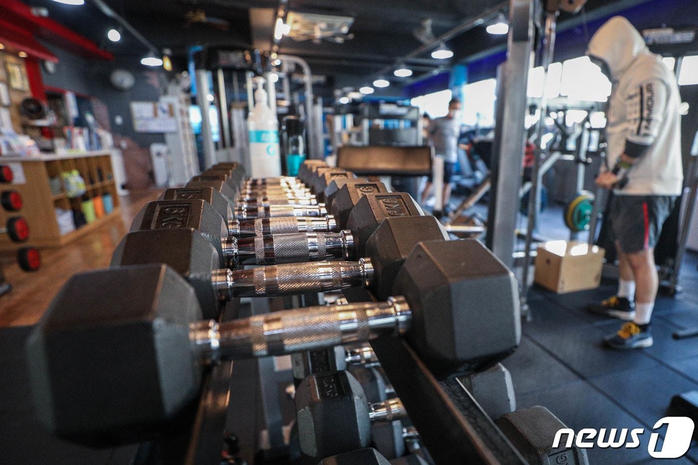  서울시내 한 헬스장에서 회원들이 근력 운동을 하고 있다. (사진은 기사와 무관) 2022.1.3/뉴스1 ⓒ News1 성동훈 기자