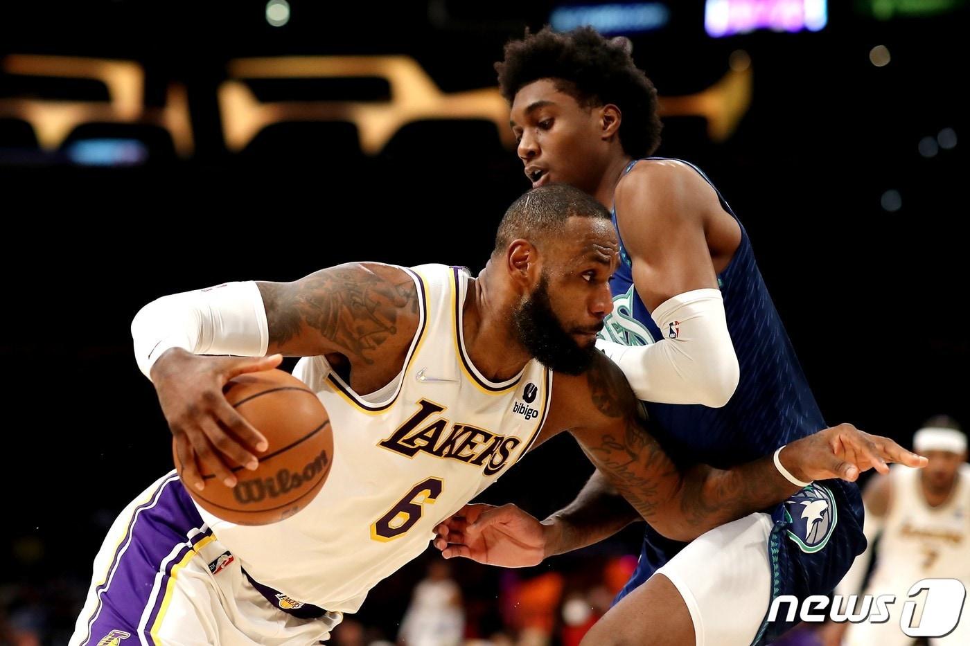 본문 이미지 - LA 레이커스 르브론 제임스가 3일(한국시간) 미네소타 팀버울브스와의 경기에서 돌파를 시도하고 있다. ⓒ AFP=뉴스1