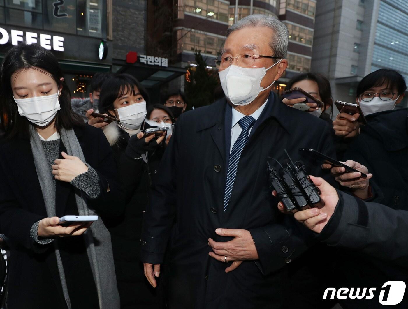 본문 이미지 - 김종인 국민의힘 총괄선대위원장이 3일 오후 서울 여의도 당사에서 윤석열 대선 후보에게 총괄위원장직 사의를 표명한 당사를 나서고 있다. 2022.1.3/뉴스1 ⓒ News1 구윤성 기자