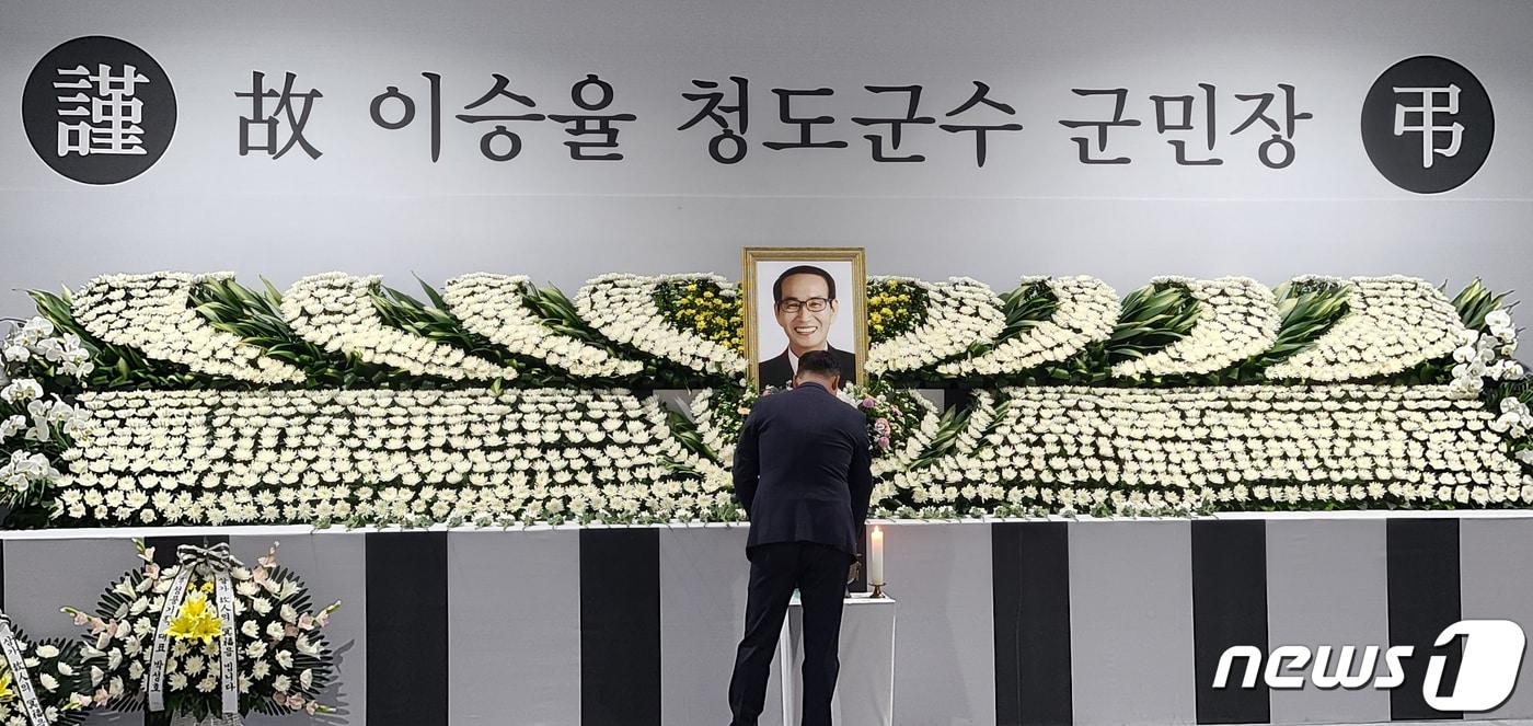 3일 경북 청도군청 앞마당에 마련된 고 이승율 청도군수 분향소에 한 군민들이 조문하고 있다. 지병으로 전날 별세한 고 이 군수의 분향소에는 이날 200여개의 조화가 배달됐으며 수백명의 군민들이 방문해 애도를 표했다. 2022.1.3/뉴스1 ⓒ News1 정우용 기자