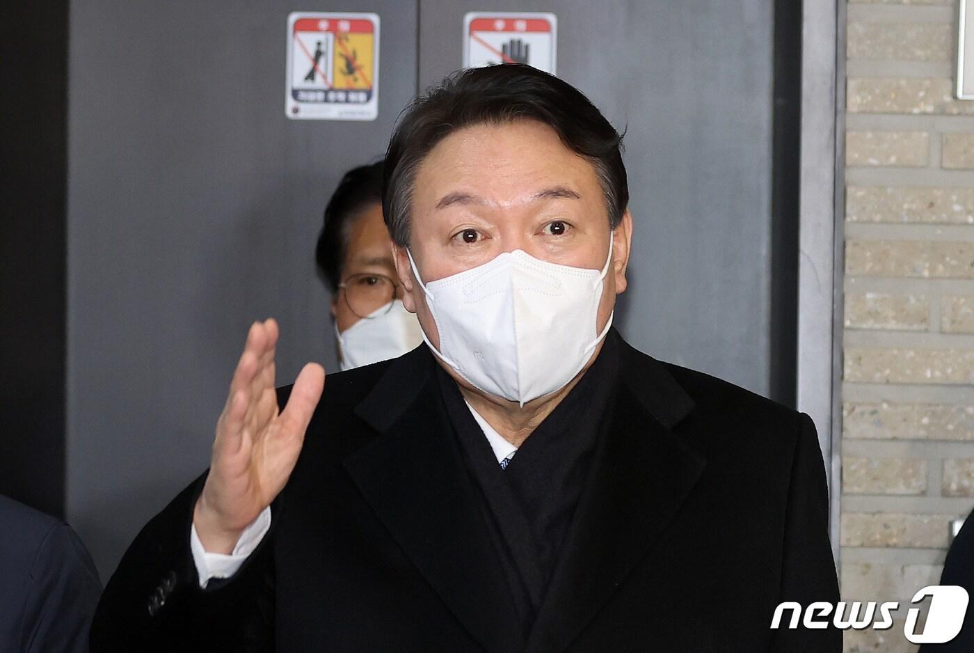 본문 이미지 - 윤석열 국민의힘 대선 후보가 3일 저녁 서울 여의도 중앙당사를 나서며 입장을 밝히고 있다. 2022.1.3/뉴스1 ⓒ News1 구윤성 기자