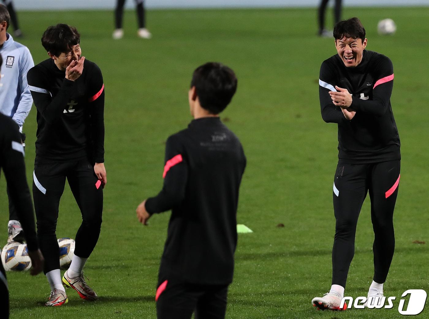 본문 이미지 - 대한민국 축구대표팀 이재성과 황의조(오른쪽)가 29일 오후(현지시간) 아랍에미리트(UAE) 두바이 폴리스 오피서즈 클럽에서 오는 2월 1일 열리는 ‘2022 카타르월드컵 아시아 최종예선 A조 8차전' 시리아전을 앞둔 훈련 중 환하게 웃고 있다. 2022.1.29/뉴스1 ⓒ News1 김진환 기자