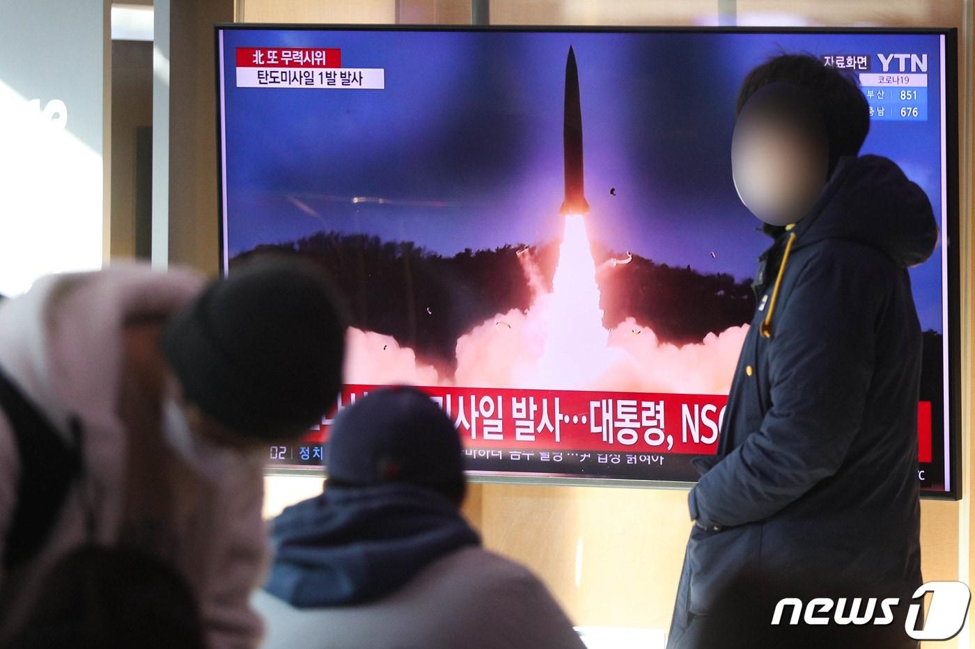 30일 오전 서울역에서 시민들이 북한 중거리 탄도미사일 발사 관련 뉴스를 지켜보고 있다. 합참은 이날 오전 7시52분께 자강도 일대에서 동해상으로 탄도미사일로 추정되는 발사체 1발을 발사한 것이 포착했다고 밝혔다. 2022.1.30/뉴스1 ⓒ News1 성동훈 기자