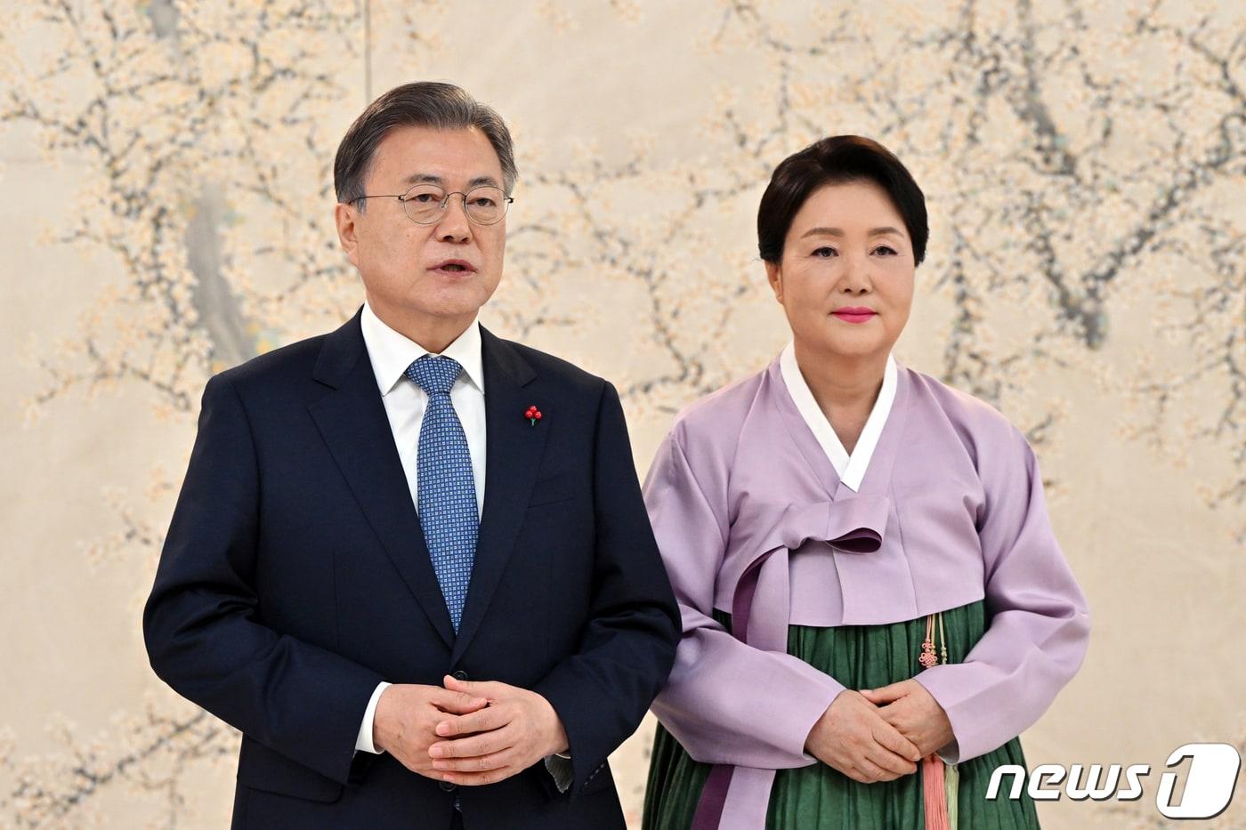 본문 이미지 - 문재인 대통령과 김정숙 여사가 31일 설 명절을 맞아 청와대에서 영상을 통해 새해 인사를 전하고 있다.(청와대 제공) 2022.1.31/뉴스1