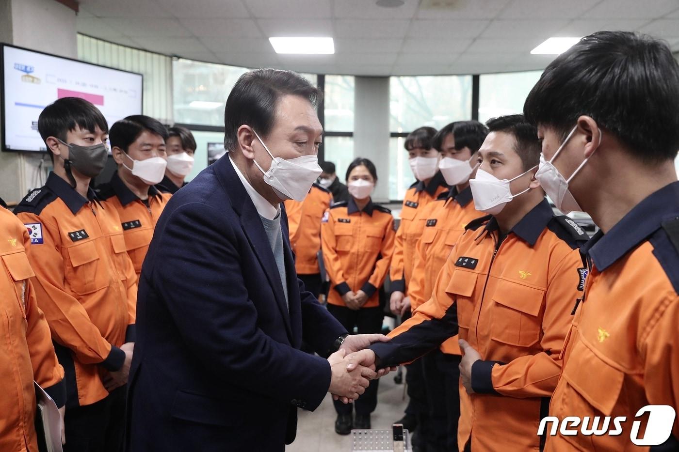 본문 이미지 - 윤석열 국민의힘 대선 후보가 31일 오후 경기도 안양소방서를 방문해 소방공무원들을 격려하고 있다. (국민의힘 선대본 제공) 2022.1.31/뉴스1 ⓒ News1 구윤성 기자