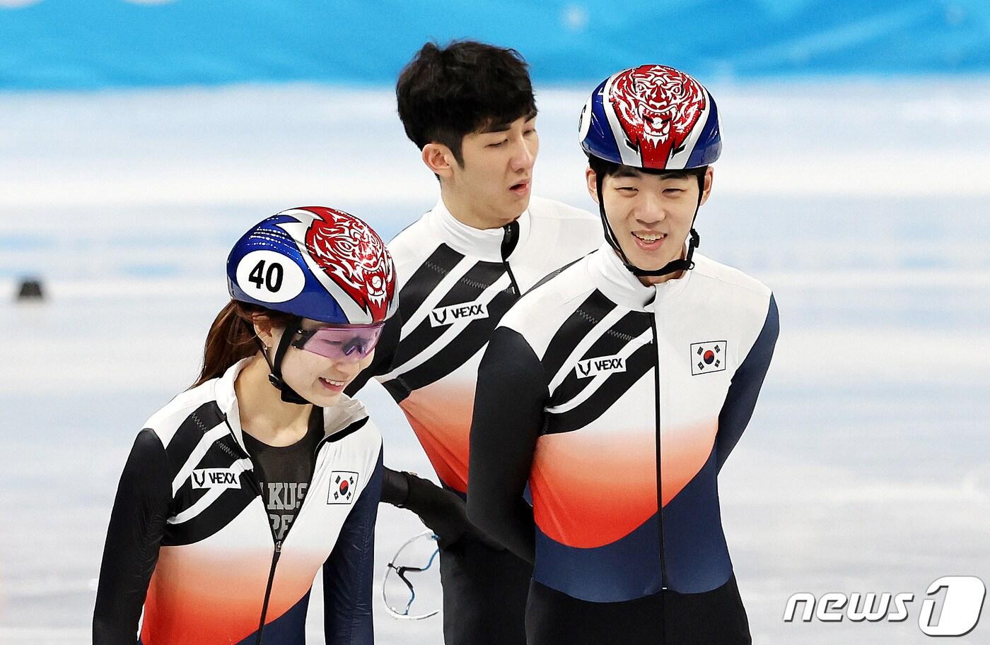 2022 베이징 동계올림픽 개막을 앞둔 31일 중국 베이징 캐피털 실내 경기장에서 대한민국 쇼트트랙 대표팀 최민정과 이준서가 대화를 나누며 미소짓고 있다. 2022.1.31/뉴스1 ⓒ News1 박지혜 기자