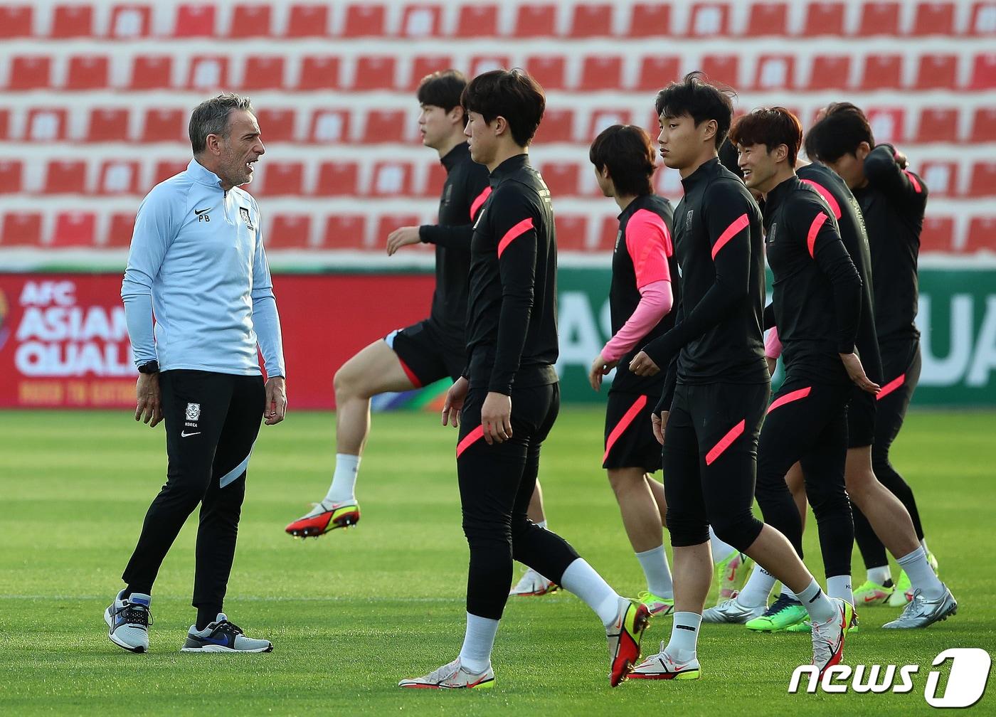 본문 이미지 - 파울루 벤투 대한민국 축구대표팀 감독이 31일 오후(현지시간) 아랍에미리트(UAE) 두바이 라쉬드 스타디움에서 오는 2월 1일 열리는 ‘2022 카타르월드컵 아시아 최종예선 A조 8차전' 시리아전을 앞두고 공식훈련에서 선수들에게 지시를 하고 있다. 2022.1.31/뉴스1 ⓒ News1 김진환 기자
