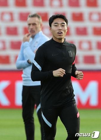 본문 이미지 - 대한민국 축구대표팀 이동준이 31일 오후(현지시간) 아랍에미리트(UAE) 두바이 라쉬드 스타디움에서 오는 2월 1일 열리는 ‘2022 카타르월드컵 아시아 최종예선 A조 8차전' 시리아전을 앞두고 공식 훈련을 갖고 있다. 2022.1.31/뉴스1 ⓒ News1 김진환 기자