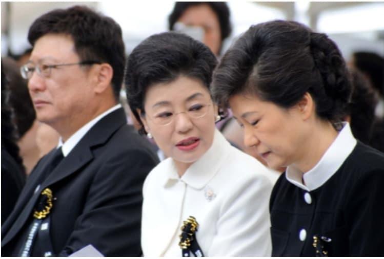 본문 이미지 - 박근혜 전 대통령과 여동생 근령씨, 남동생 지만씨(오른쪽부터). ⓒ 뉴스1