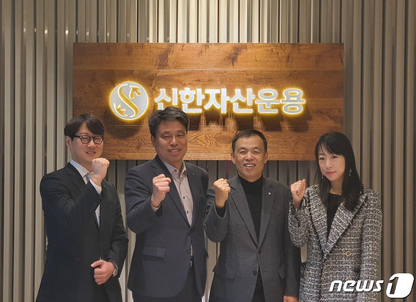 본문 이미지 - 신한자산운용 임직원들이 출범식에서 통합자산운용의 힘찬 출발을 외치고 있는 모습.(신한자산운용 제공) 2022.01.04. News1 ⓒ 뉴스1